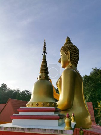 Foto de Un Buda sentado en Wat Khao Rang Samakkhitham un templo budista tailandés en Phuket, Tailandia. Budismo tailandés y concepto de cultura. - Imagen libre de derechos