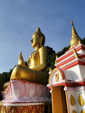 Foto de Una vista desde abajo de Buda sentado en Wat Khao Rang Samakkhitham un templo budista tailandés en Phuket, Tailandia. Budismo tailandés y concepto de cultura. - Imagen libre de derechos