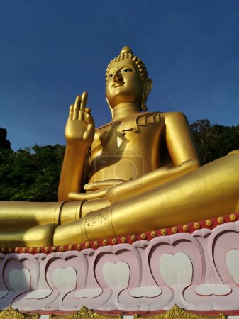 Foto de Una vista desde abajo de Buda sentado en Wat Khao Rang Samakkhitham un templo budista tailandés en Phuket, Tailandia. Budismo tailandés y concepto de cultura. - Imagen libre de derechos