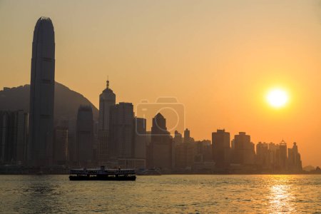 Téléchargez les photos : Hong Kong - February 28, 2023: View of the Hong Kong skyline from the Tsim Sha Tsui district in Kowloon with Victoria Harbour. - en image libre de droit
