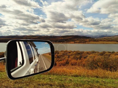 Foto de Vista desde una vista lateral o espejo de vista rara con vistas al parque provincial Chain Lakes Reservoir en la autopista 22, Cowboy Trail cerca de Long View, Alberta, Canadá. - Imagen libre de derechos