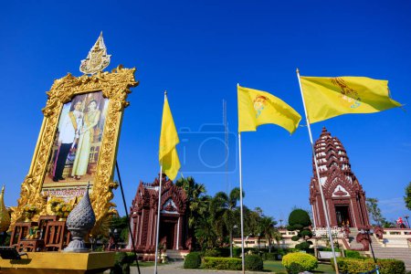 Téléchargez les photos : Prachuap Khiri Khan, Thaïlande - 6 février 2023 : Vue extérieure du sanctuaire du pilier de la ville à Prachuap Khiri Khan, Thaïlande. Construit dans le style architectural Lop Buri. - en image libre de droit