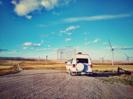Foto de Van aparcamiento de vehículos en la carretera de grava con un pintoresco en Canadian Prairies, Alberta, Canadá. Viaje por carretera, concepto de viaje van life. - Imagen libre de derechos