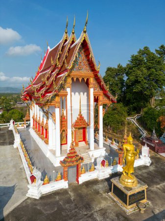 Foto de Drone vista aérea de Wat Khao Bot un templo budista Theravada situado en Bang Saphan, Prachuab Khiri Khan, Tailandia. - Imagen libre de derechos