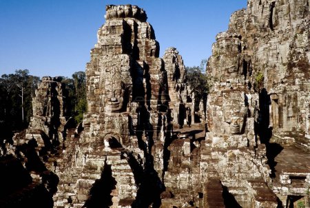 Bayon Tempel ist ein mit dem Buddhismus verwandter Khmer Tempel in Angkor Wat Comples in Kambodscha. Im späten 12. oder frühen 13. Jahrhundert als Staatstempel des Königs Jayavarman VII. erbaut, steht der Bayon im Zentrum von Jayavarmans Hauptstadt Angkor Thom.