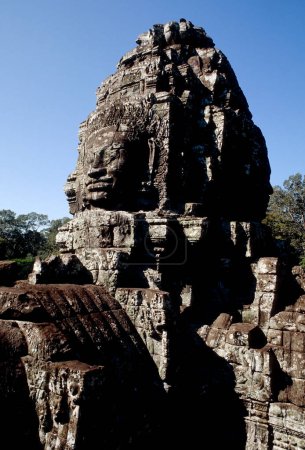 Bayon Temple est un temple khmer lié au bouddhisme à Angkor Wat Comples au Cambodge. Construit à la fin du XIIe ou au début du XIIIe siècle comme temple d'État du roi Jayavarman VII, le Bayon se trouve au centre de la capitale de Jayavarman, Angkor Thom..