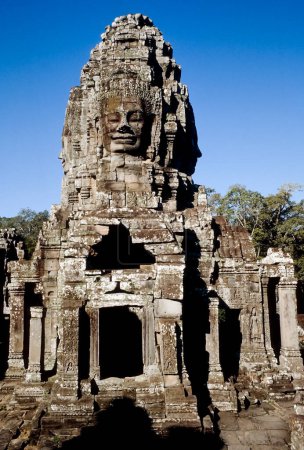 Bayon Tempel ist ein mit dem Buddhismus verwandter Khmer Tempel in Angkor Wat Comples in Kambodscha. Im späten 12. oder frühen 13. Jahrhundert als Staatstempel des Königs Jayavarman VII. erbaut, steht der Bayon im Zentrum von Jayavarmans Hauptstadt Angkor Thom.