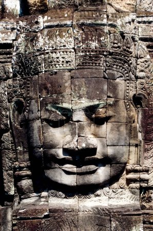 Bayon Temple est un temple khmer lié au bouddhisme à Angkor Wat Comples au Cambodge. Construit à la fin du XIIe ou au début du XIIIe siècle comme temple d'État du roi Jayavarman VII, le Bayon se trouve au centre de la capitale de Jayavarman, Angkor Thom..