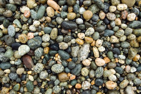 Gros plan de roche de rivière de plage et pierres et cailloux assortis avec un motif naturel de fond de texture.