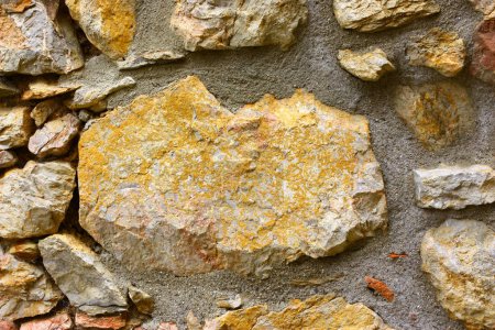 Téléchargez les photos : Un mur de pierre avec une grande pierre au centre. Photo de haute qualité - en image libre de droit