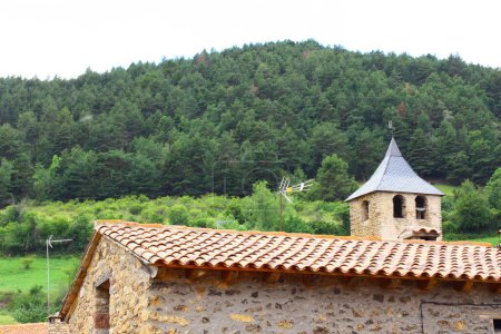 Téléchargez les photos : Antenne sur le toit d'une maison sur fond de forêt verdoyante et de montagnes. Photo de haute qualité - en image libre de droit