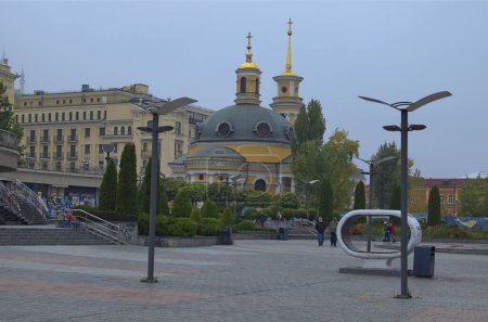 Téléchargez les photos : Kiev, Ukraine-22 octobre 2023 : Dômes jaunes de l'église de la Nativité sur la place Pochtovaya à Kiev. Mystérieux paysage brumeux. Le concept de temps brumeux dans la ville. - en image libre de droit