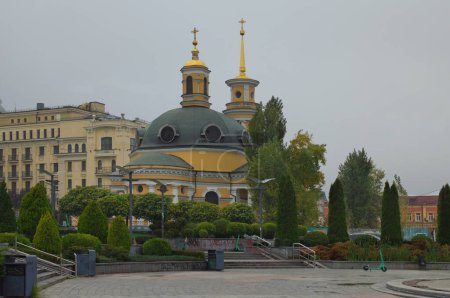 Téléchargez les photos : Kiev, Ukraine-22 octobre 2023 : Dômes jaunes de l'église de la Nativité sur la place Pochtovaya à Kiev. Mystérieux paysage brumeux. Le concept de temps brumeux dans la ville. - en image libre de droit