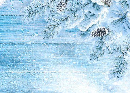 Téléchargez les photos : Fond de Noël créatif. Arbre de Noël fait de neige avec des décorations naturelles faites à la main sur une planche de bois bleue à plat. - en image libre de droit