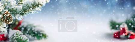 Téléchargez les photos : Écran large de Noël fond flou déconcentré avec des branches couvertes de neige sur le fond du ciel du soir et des chutes de neige. - en image libre de droit