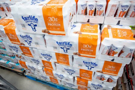 Téléchargez les photos : Los Angeles, California, United States - 03-01-2022: A view of several cases of Fairlife lactose-free milk, on display at a local big box grocery store. - en image libre de droit
