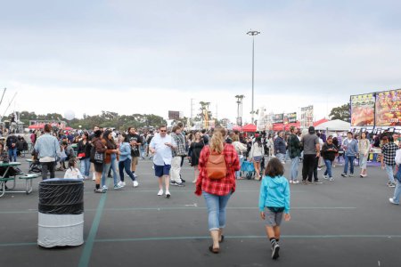 Téléchargez les photos : Costa Mesa, California, United States - 05-07-2022: A view of people experiencing the 626 Night Market. - en image libre de droit