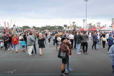 Téléchargez les photos : Costa Mesa, California, United States - 05-07-2022: A view of people experiencing the 626 Night Market. - en image libre de droit