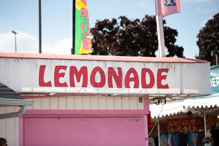 Téléchargez les photos : Puyallup, Washington, United States - 09-13-2021: A view of a lemonade stand, seen at a local carnival. - en image libre de droit