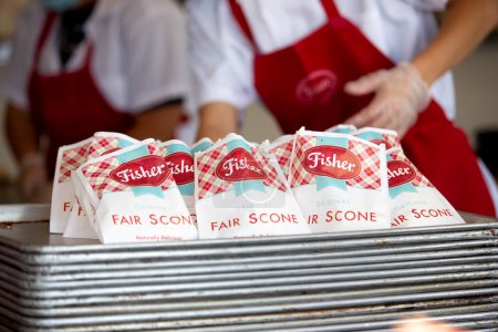 Téléchargez les photos : Puyallup, Washington, United States - 09-13-2021: A view of several bags filled with freshly made Fisher scones, seen at the Washington State Fair. - en image libre de droit