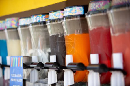Téléchargez les photos : Puyallup, Washington, United States - 09-13-2021: A view of several churning containers for a variety of slushie drink flavors, seen at the Washington State Fair. - en image libre de droit