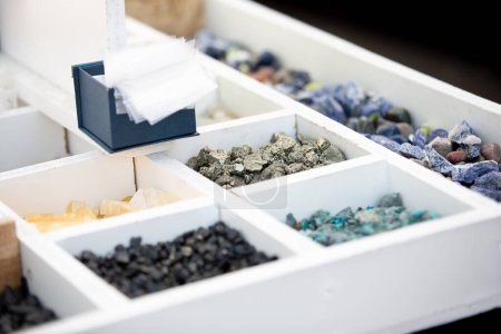 Téléchargez les photos : A view of a display of several varieties of gems and rocks. - en image libre de droit