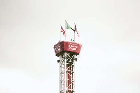 Téléchargez les photos : Puyallup, Washington, United States - 09-13-2021: A view of the top of a thrill ride tower landmark, seen at the Washington State Fair. - en image libre de droit