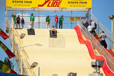 Téléchargez les photos : Puyallup, Washington, United States - 09-13-2021: A view of families enjoying the Giant Slide ride, seen at the Washington State Fair. - en image libre de droit