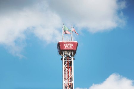 Téléchargez les photos : Puyallup, Washington, United States - 09-13-2021: A view of the top of the Extreme Scream tower landmark, seen at the Washington State Fair. - en image libre de droit