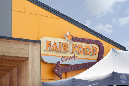 Téléchargez les photos : Puyallup, Washington, United States - 09-13-2021: A view of the Fair Food Court building, seen at the Washington State Fair. - en image libre de droit