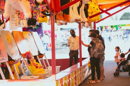 Téléchargez les photos : Puyallup, Washington, United States - 09-13-2021: A view of people enjoying the carnival games, seen at the Washington State Fair. - en image libre de droit