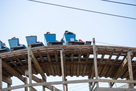 Téléchargez les photos : Puyallup, Washington, United States - 09-13-2021: A view of the Classic Coaster roller coaster ride, seen at the Washington State Fair. - en image libre de droit