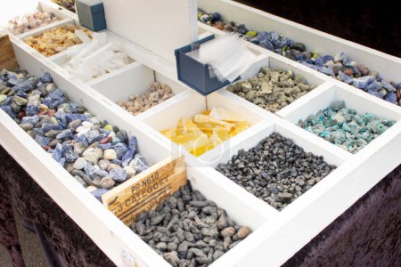 Téléchargez les photos : Puyallup, Washington, United States - 09-13-2021: A view of a table full of a variety of rocks and gems, seen at a local carnival. - en image libre de droit