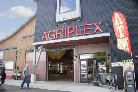 Téléchargez les photos : Puyallup, Washington, United States - 09-13-2021: A view of the front entrance of the Agriplex building at Washington State Fair. - en image libre de droit