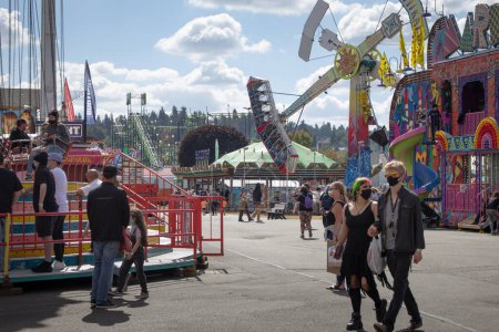 Téléchargez les photos : Puyallup, Washington, United States - 09-13-2021: A view of a crowd enjoying the experience of the Washington State Fair. - en image libre de droit