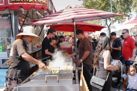 Téléchargez les photos : Garden Grove, Californie, États-Unis - 30-05-2022 : Vue d'une foule entourant un vendeur de nourriture, vue au Festival des fraises. - en image libre de droit