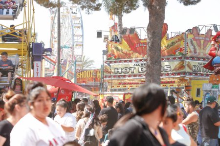 Téléchargez les photos : Garden Grove, Californie, États-Unis - 30-05-2022 : Vue d'une foule se promenant autour des attractions, vue au Festival des fraises. - en image libre de droit