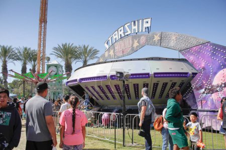 Téléchargez les photos : Garden Grove, Californie, États-Unis - 30-05-2022 : Une vue de la course anti-gravité Starship 3000, vue au festival des fraises. - en image libre de droit