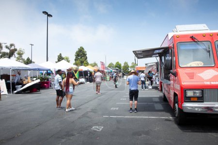 Foto de Los Angeles, California, Estados Unidos - 20-05-2022: Una vista de varios food trucks vistos en el Spicy Green Book Food Market. - Imagen libre de derechos
