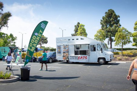 Foto de Los Angeles, California, Estados Unidos - 20-05-2022: Una vista de varios food trucks vistos en el Spicy Green Book Food Market. - Imagen libre de derechos