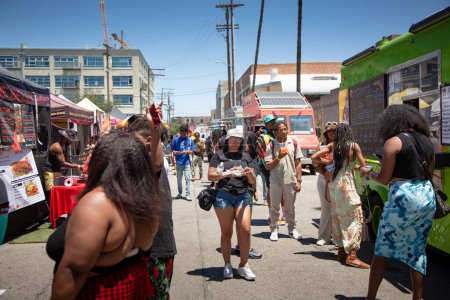 Téléchargez les photos : Los Angeles, Californie, États-Unis - 20-05-2022 : Une vue de personnes marchant autour du festival Black on the Block. - en image libre de droit