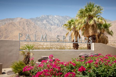 Foto de Palm Springs, California, Estados Unidos - 20-05-2022: Una vista de la señal de bienvenida de Palm Springs. - Imagen libre de derechos