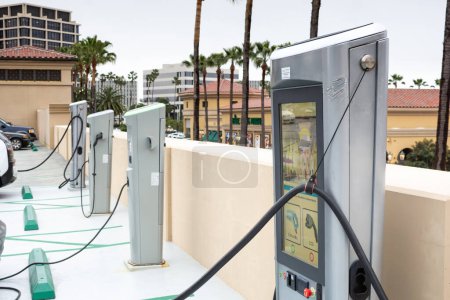 Téléchargez les photos : Los Angeles, Californie, États-Unis - 03-06-2019 : Vue d'une rangée de bornes de recharge pour véhicules électriques vues sur un parking. - en image libre de droit