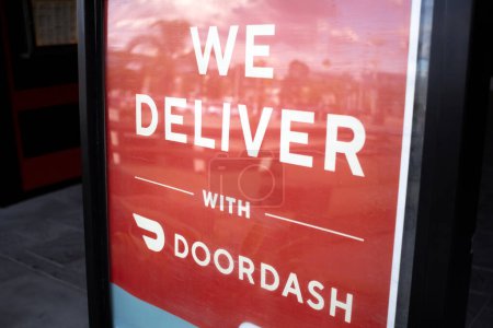 Foto de Los Angeles, California, Estados Unidos - 03-10-2019: Una vista de un cartel publicitario de un restaurante ofrece entrega a través de los servicios de la aplicación DoorDash y el sitio web. - Imagen libre de derechos