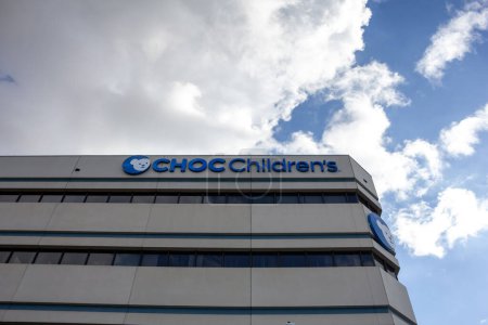 Foto de Orange, California, Estados Unidos - 03-10-2019: Una vista hacia un edificio del hospital infantil The CHOC. - Imagen libre de derechos