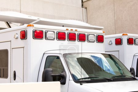 Foto de Una vista de un par de ambulancias, estacionadas en la parte trasera de un muelle del hospital. - Imagen libre de derechos