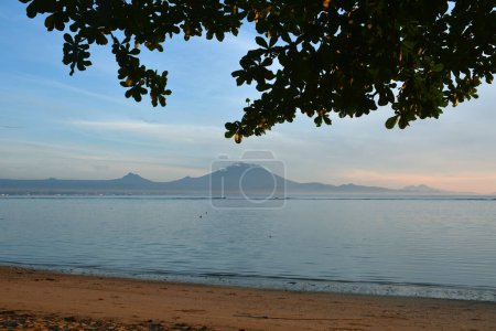Téléchargez les photos : Matin à Karang Beach, Sanur, Denpasar City, Bali Province, Indonésie - en image libre de droit