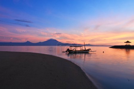 Téléchargez les photos : Ciel glorieux le matin, plage de Karang, Sanur, province de Denpasar, Bali, Indonésie. Heures bleues. - en image libre de droit