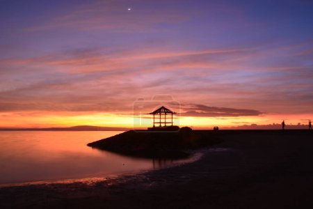 Téléchargez les photos : Ciel glorieux le matin, plage de Karang, Sanur, province de Denpasar, Bali, Indonésie. Heures bleues. - en image libre de droit