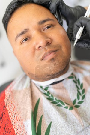 Primer plano vertical de la cara de un cliente atendido en una peluquería